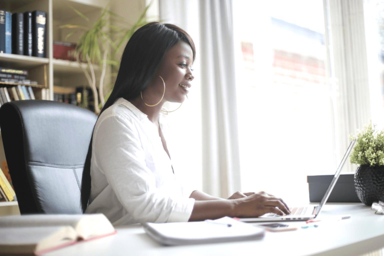 Mensch bei konzentrierter Selbstarbeit