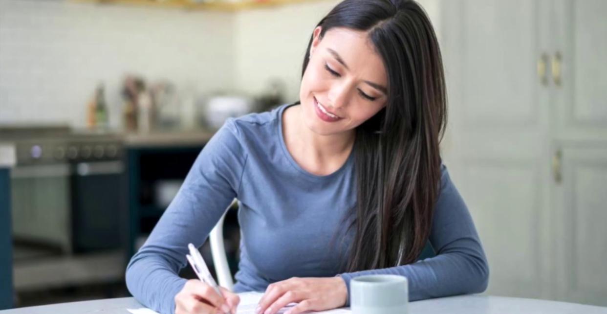 Person in ruhiger Selbstreflexion am Fenster