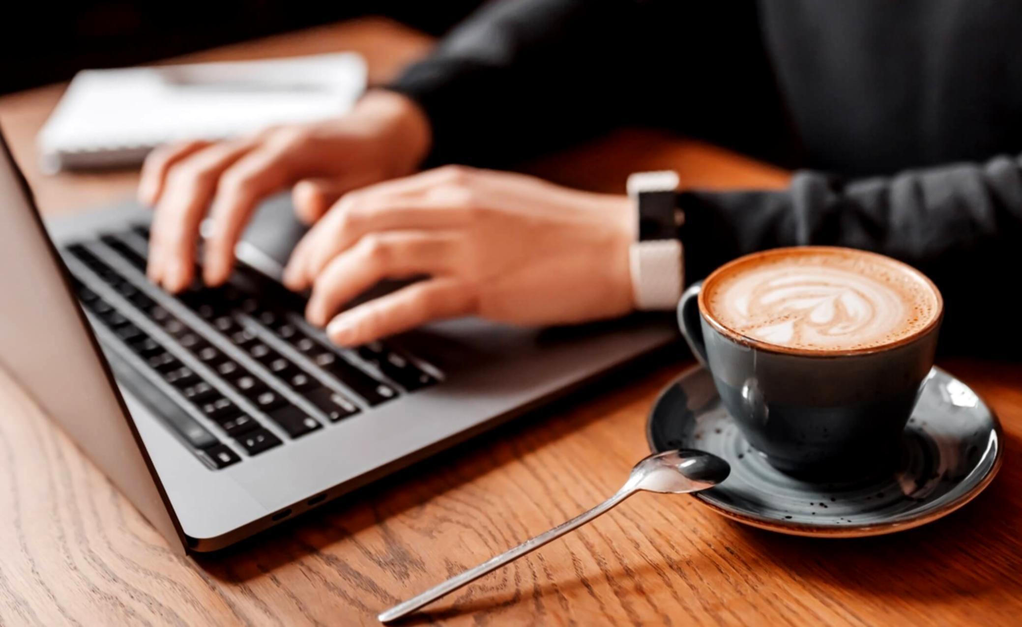 Gruppe bei einer gemeinsamen Reflexionsübung in ruhiger Umgebung